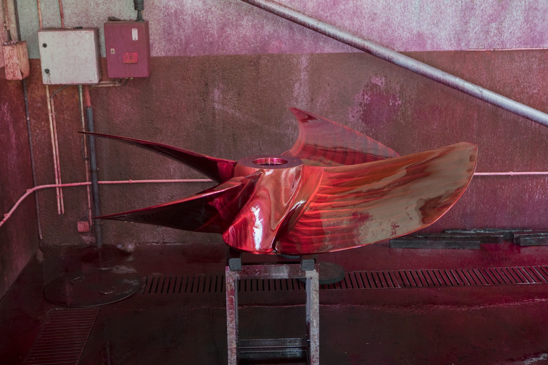 Inspección por líquidos penetrantes de una pala de hélice de bronce en la fundición Fundilusa